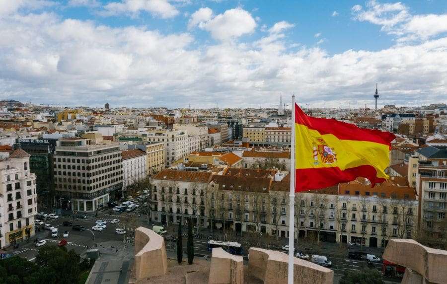 ¿Cómo conseguir papeles en España? Formas de Hacerlo